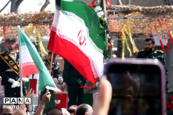  حلما با عروسک‌ها سوگ خانواده شهیدش را در آغوش کشید