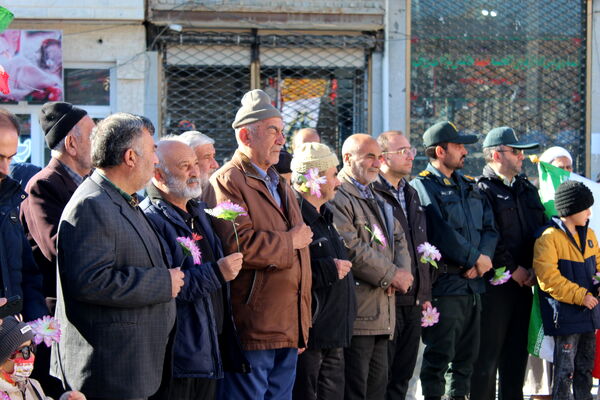 تمثال مبارک امام خمینی(ره) در شهر درق گلباران شد 