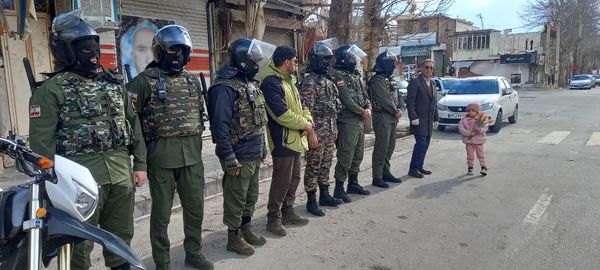 قدردانی مردم از مدافعان امنیت در روز پدر