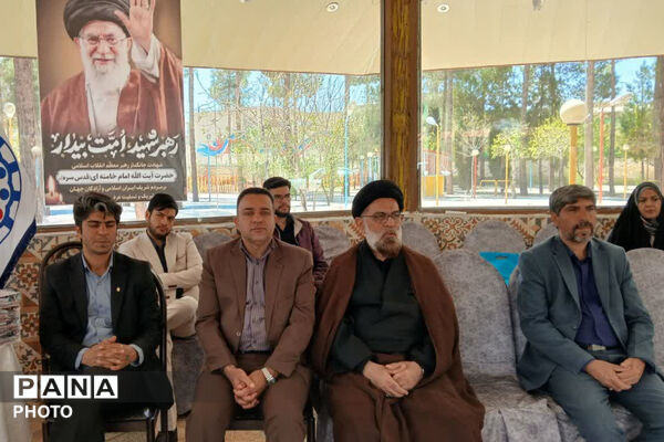 ‌تجلیل از دانش‌آموز خبرنگاران فعال پانا در شب‌های قرار ایستادگی آباده