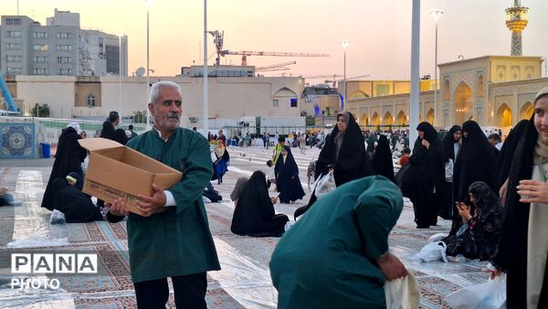 «سفره پدری» در حرم امام رضا (ع) پهن شد
