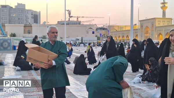 «سفره پدری» در حرم امام رضا (ع) پهن شد