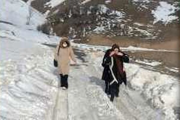 تعهد آموزشی و پرورشی معلمان اهری در دل برف و کولاک 