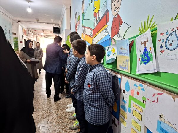 نمایشگاه دست سازه‌های دانش‌آموزان در دبستان هیأت امنایی ملاصدرا 