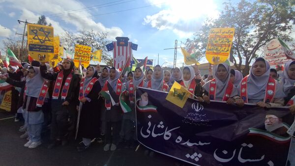 راهپیمایی روز ۱۳ آبان در شهرستان صالح آباد