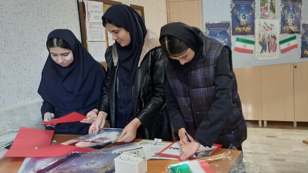 برپایی‌ نمایشگاه دست‌سازه‌های دانش‌آموزان در دبیرستان صیرفی ناحیه ۷ مشهد