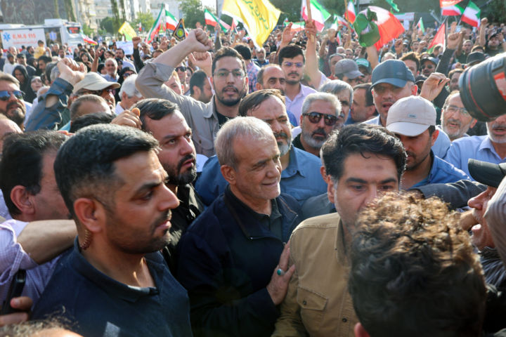 حضور رئیس‌جمهور در تجمع مردمی اعتراض به حمله آمریکا