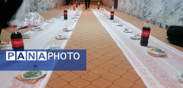 ضیافت ساده اما آسمانی به همت مسئولین دبیرستان سرآمد ناصر ناحیه ٧ مشهد برگزار شد