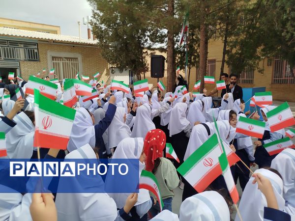 زنگ مهر در دبستان دخترانه سما با حضور مسئولان آموزش و پرورش و دانشگاه آزاد اسلامی کاشمر 