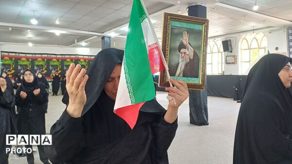 همایش دانش‌آموزان و بانوان خرم آبادی در سوگ رهبر شهید 