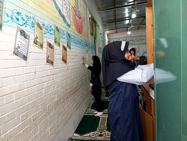غبارروبی نمازخانه‌ دبستان ناهید نخودی نیشابور