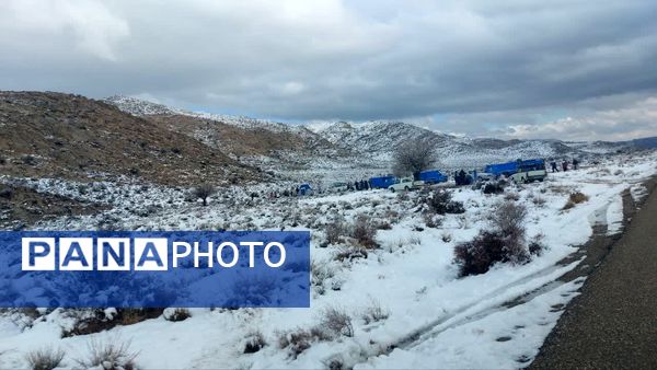 رقص دانه‌های برف در آسمان خاتم؛ شور و هیجان کودکان