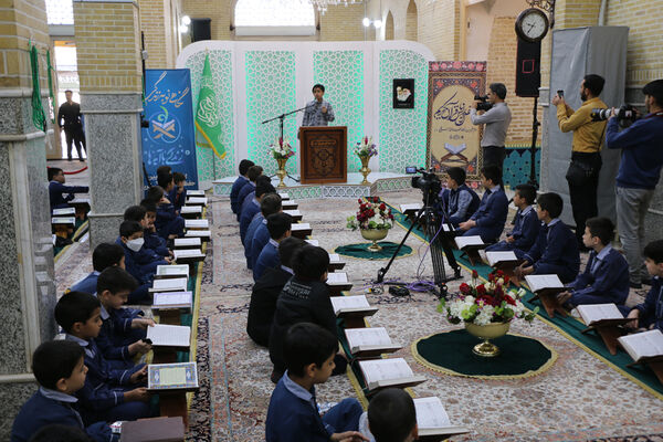 محفل دانش‌آموزی انس با قرآن در آستان مقدس چهل اختران قم