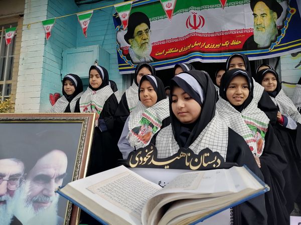 مراسم سالگرد و ورود امام خمینی(ره)و روز جهانی حجاب در دبستان ناهید نخودی 