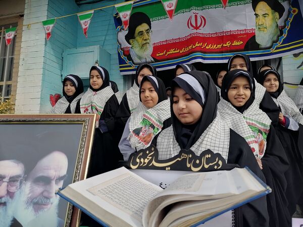 مراسم سالگرد و ورود امام خمینی(ره)و روز جهانی حجاب در دبستان ناهید نخودی 