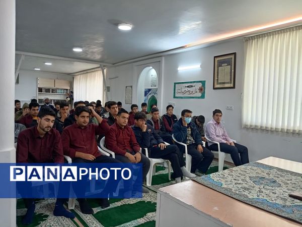 جلسه پرسش و پاسخ با موضوع دستاورد‌های انقلاب اسلامی در دبیرستان نمونه آیت‌الله خامنه‌ای