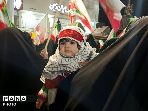 کودکان انقلابی کاشمر دست در دست والدین به خیابان آمدند