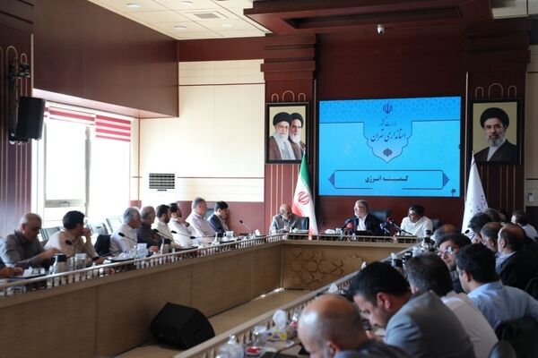 تأکید استاندار تهران بر رفع فوری موانع سرمایه‌گذاری در انرژی‌های تجدیدپذیر