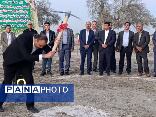 کلنگ ساخت دبستان 14 کلاسه خیرساز در روستا دهو شهرستان میناب به زمین زده شد