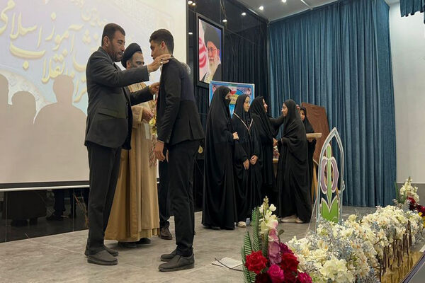 تجلیل از دانش‌آموزان تراز انقلاب اسلامی استان بوشهر
