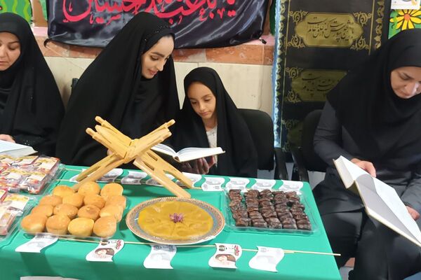 برپایی ایستگاه صلواتی و سفره حضرت فاطمه زهرا (س) در دبستان بنت‌الهدی فیروزکوه