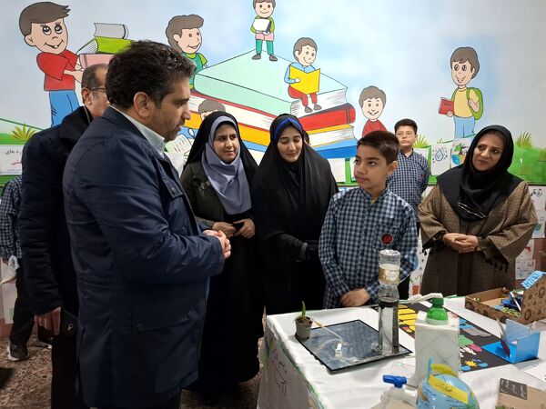 نمایشگاه دست سازه‌های دانش‌آموزان در دبستان هیأت امنایی ملاصدرا 