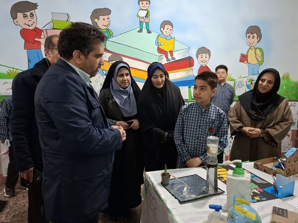 نمایشگاه دست سازه‌های دانش‌آموزان در دبستان هیأت امنایی ملاصدرا 