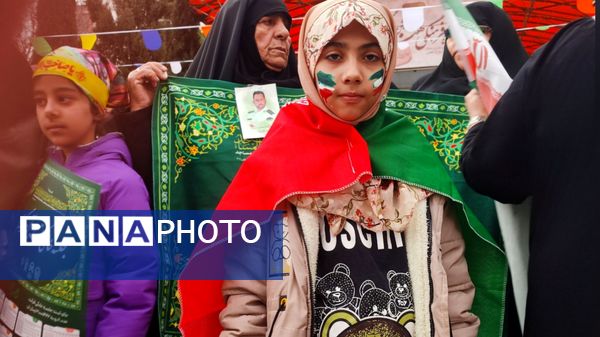 حضور گسترده مردم و دانش‌آموزان خرم‌آباد در جشن ۲۲ بهمن؛ جلوه‌ای از شور انقلابی و وحدت ملی