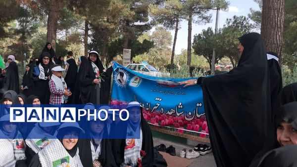 عطرافشانی گلزار شهدا توسط دانش‌آموزان مشهدی