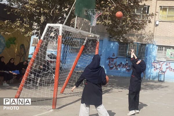 رقابت دوستی و سلامتی هفته تربیت‌بدنی با شور و نشاط دانش‌آموزان در دبیرستان توحید یک