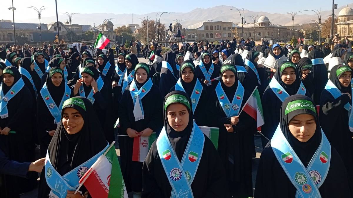 حضور پررنگ پیشتازان، جلوه‌ای از نشاط و بصیرت دانش‌آموزی در سیزده آبان