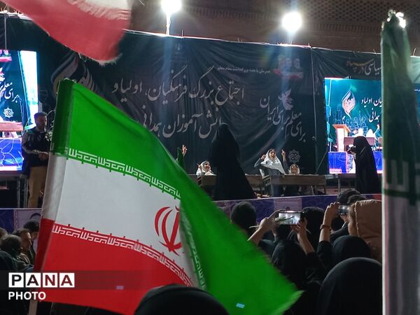 تجمع فرهنگیان و دانش‌آموزان همدان در میدان امام خمینی (ره) به مناسبت هفته معلم