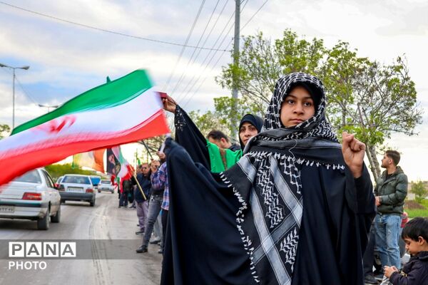 تشکیل زنجیره انسانی اطراف نیروگاه حرارتی برق مشهد