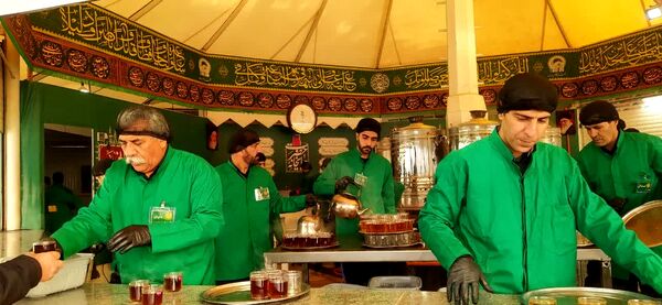 حضور خادمان اصفهانی در چایخانه امام رضا«ع» مشهد