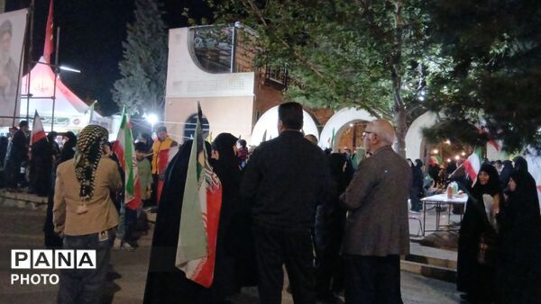 پرچم های ایران بر دستان وطن دوستان نیشابوری 