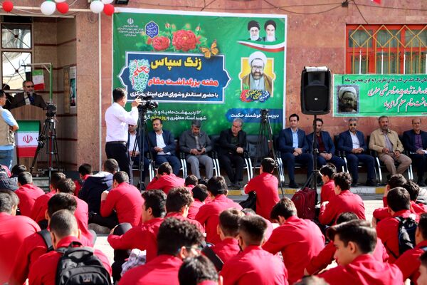 آیین نواختن زنگ سپاس معلم به مناسبت گرامیداشت مقام معلم در دبیرستان حکمت ناحیه 2 اراک