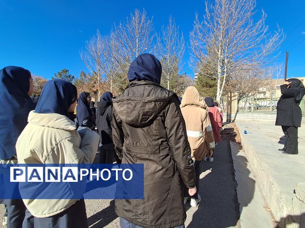 آموزش تعالیم عملی بسیج آمادگی‌دفاعی پایه نهم