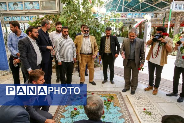 آیین غبارروبی مزار شهدا با حضور اصحاب رسانه در قم