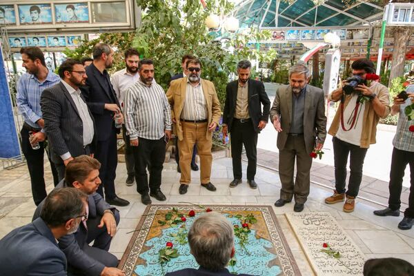 آیین غبارروبی مزار شهدا با حضور اصحاب رسانه در قم