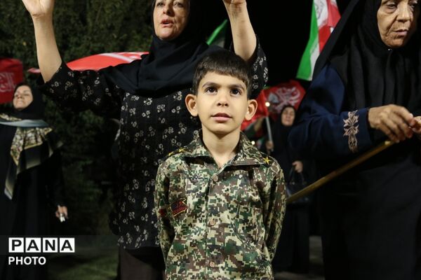 اهتزاز پرچم سه‌رنگ جمهوری اسلامی ایران در میدان امام حسین یزد 