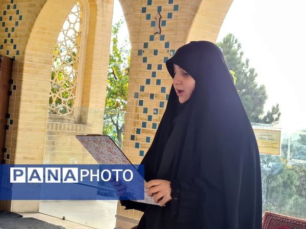 ادای احترام به شهدا توسط دانش‌آموزان دبیرستان فرهنگ ۱۳