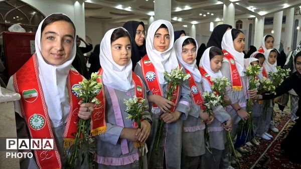 شکوه پاسداشت مقام معلم با حضور دانش‌آموزان و مسئولان آموزش و پرورش شهرستان نظرآباد