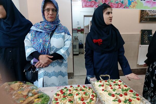 برگزاری جشنواره غذا در آموزشگاه الهام ناحیه دو شهرری 