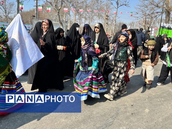 حضور دانش‌آموزان دبستان المهدی در راهپیمایی ۲۲ بهمن 