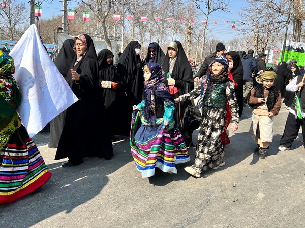 حضور دانش‌آموزان دبستان المهدی در راهپیمایی ۲۲ بهمن 