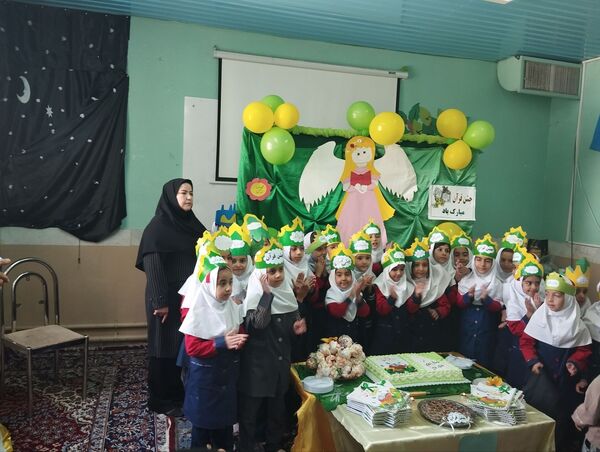 شیرین‌تر شدن کتاب قرآن کلاس اولی‌ها با برگزاری جشن باشکوه قرآن در دبستان تکتم