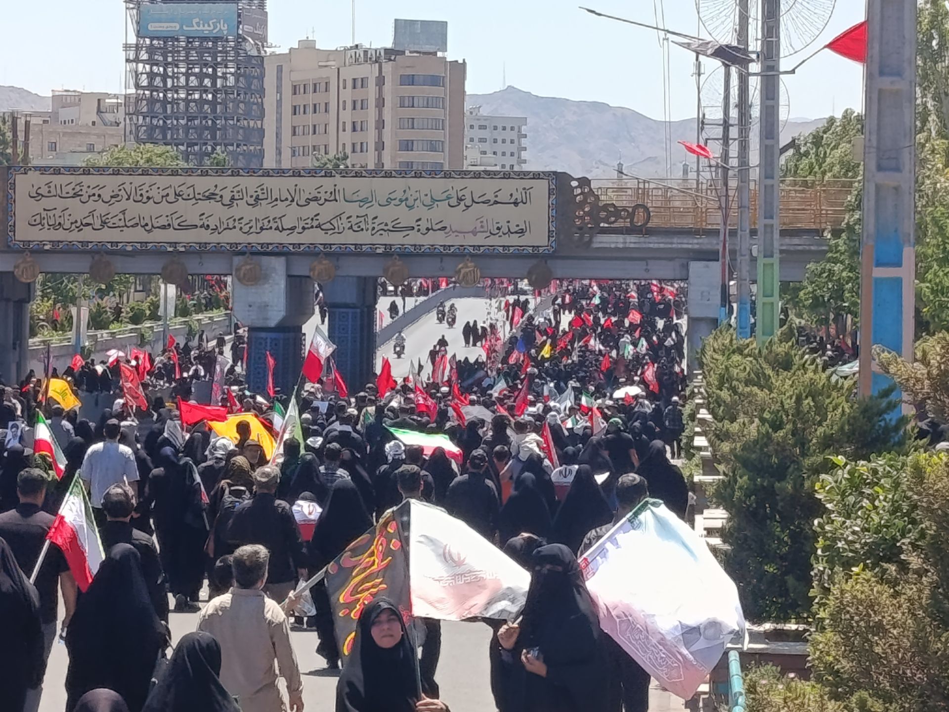 وداع باشکوه مردم مشهد با رهبر شهید؛ حضور حماسی از کودک تا سالمند