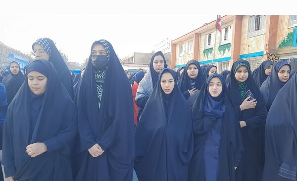 وداع دانش‌آموزان دبیرستان فرهنگیان ناحیه ۷ با شهید گمنام 