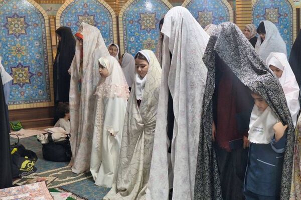 طرح نورانی «هم سجاده با مادر» در دبستان حکمت نبوی ناحیه دو شهرری 