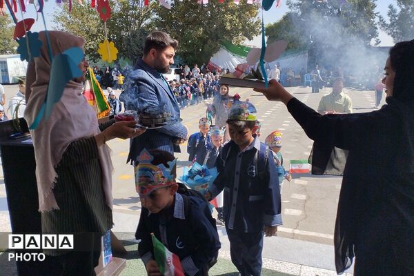 جشن شکوفه‌ها در مدرسه ۱۲ بهمن بهارستان دو